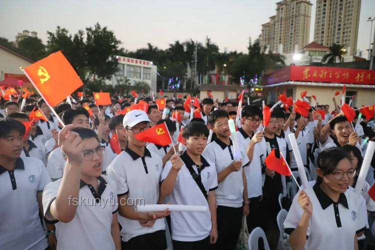 宋雨琦与高校毕业生齐舞《绿光》：B站毕业歌会的青春盛宴